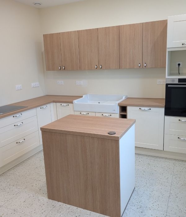Installation d’une cuisine équipée à Roisel avec îlot central et meubles bois et blanc