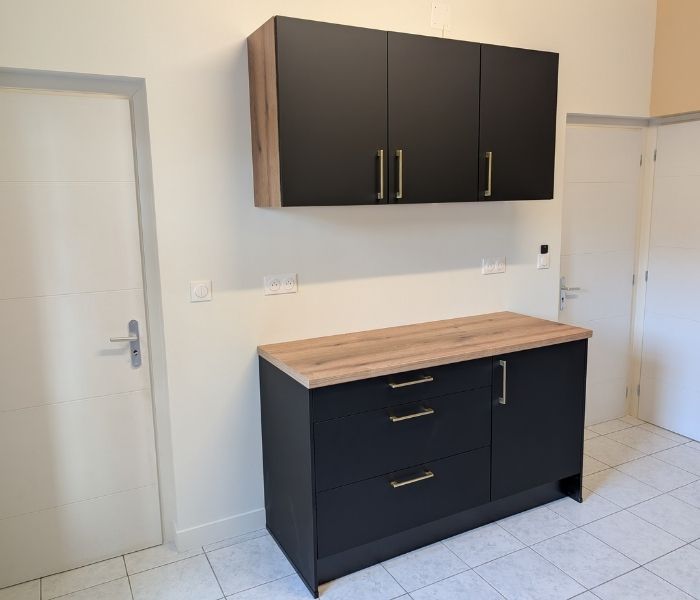 Cuisine équipée rénovée à Athies avec électroménager intégré et crédence bois