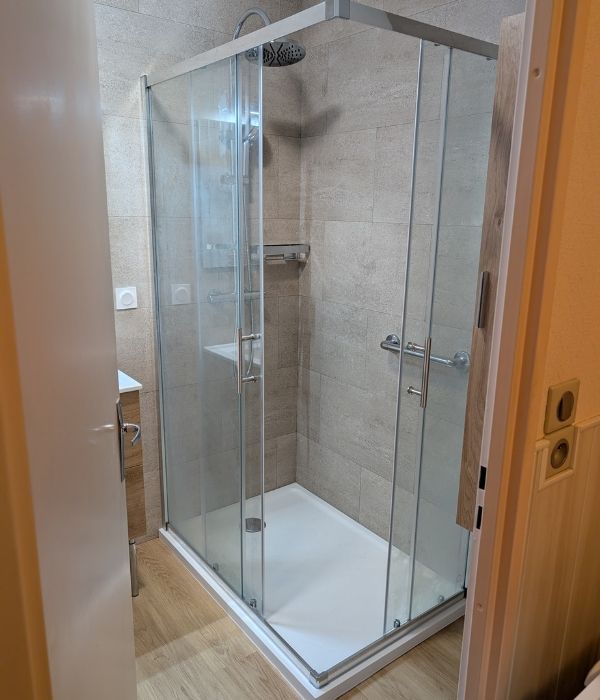 Douche vitrée après rénovation de salle de bain à Péronne avec carrelage mural et receveur blanc