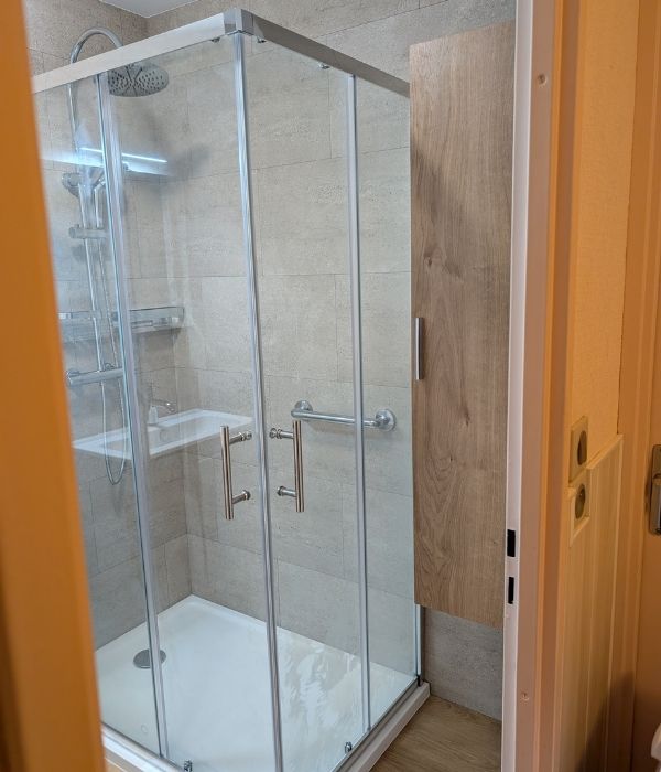 Finitions de douche vitrée après rénovation de salle de bain à Péronne