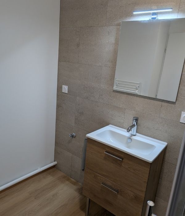 Rénovation de salle de bain à Péronne avec meuble vasque moderne et carrelage mural composite