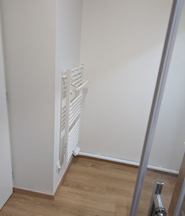 Radiateur sèche-serviettes et sol vinyle après rénovation de salle de bain à Péronne